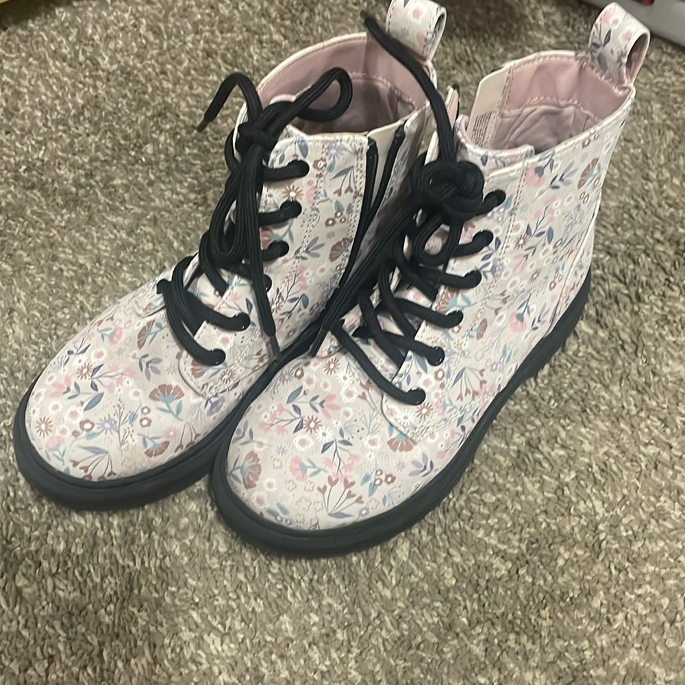Pink art class Dr Martin knock offs!